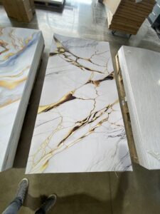 LAMINA DECORATIVA PVC VETA DORADA 122X244X3MM - Image 3