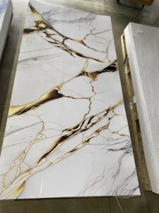 LAMINA DECORATIVA PVC VETA DORADA 122X244X3MM - Image 2