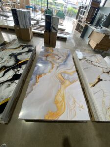 LAMINA DECORATIVA PVC MET. DORADA 122X244X3MM - Image 3