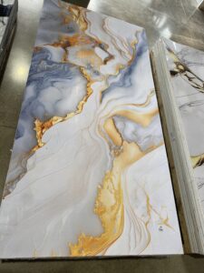 LAMINA DECORATIVA PVC MET. DORADA 122X244X3MM - Image 2